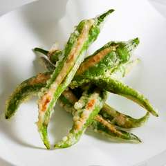 比内地鶏笹身の真丈と伏見唐辛子の天ぷら