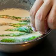 野菜なら日本全国から最高のものだけをチョイス。塩ならミネラル豊富な粟国の海塩を土鍋で炒ってから使用。最高の比内地鶏を引き立てるよう、野菜や調味料も厳選しています。
