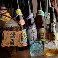 沖縄本島から波照間島まで、各地の銘酒にこだわって仕入れています。その数約50種類。なかなか見かけない甕や長期熟成の古酒があるのも沖縄料理専門店ならでは。泡盛ベースのカクテルも、試す価値ありです。