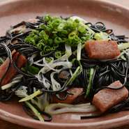 イカスミを麺に練り込んだやや太めの麺はコシが抜群。やわらかい喉ごしと香りが評判です。