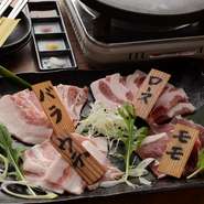 琉球在来種の黒豚「あぐー豚」は旨み抜群。その風味を生かすため富士山の溶岩で焼き上げます。（3～4人前）