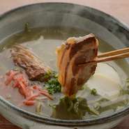 当店人気の一品！　カツオと豚骨でとったダシの味わいと体にやさしい麺の旨みが楽しめます。