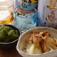 「海ぶどう」や「島らっきょうのマース」など沖縄ならでは料理を楽しめます。古酒や甕だし古酒の泡盛あり。