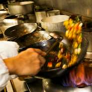 食材の旨みを閉じ込める四川料理の技のひとつが火力。強火で短時間に仕上げることがポイントに。