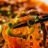 四川では春雨と田鰻を使用する料理を、牛肉にアレンジ。馴染みのある食材で代用する柔軟な発想も見事。