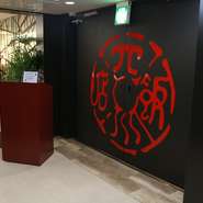昔ながらの円卓は今なお、会合などに重宝されています。特に【四川飯店】では大小様々な円卓を用意しているので、接待にも重宝します。個室は基本10名様から利用可能です。
