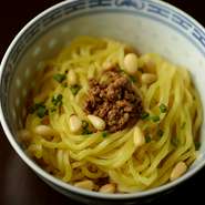 成都の迎賓館で長年料理長を努めた趙楊氏直伝の四川料理はまさに本場さながら。なかでも汁なしタンタン麺は、麻辣の2つの辛味が幾重にも重なり、刺激の中に旨みが広がります。締めのメニューとして絶大の人気です。