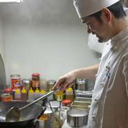 すべての味の基本となるスープは、菊島シェフが毎日仕込んでいます。鶏ガラと豚ガラ、ネギ、生姜を入れ丸2日間煮込む、すると黄金色に輝く滋味豊かなスープが完成。辛さの底からじわりと広がる旨みを堪能できます。