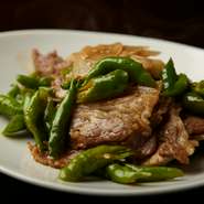 要予約メニューですが、夏の暑い期間にこそ味わいたいメニューが通称・夏の回鍋肉「青唐辛子と豚肉の炒め」です。新生姜の酸味と、腐乳のコクがポイントで、ご飯との相性も抜群。汗をかきながら味わってください。