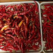 鷹の爪よりスッキリした辛さ、そして華やかな香りを有する朝天干辛椒や、辛味が弱く甘みがある望都、芳香や辛味の強い花椒など、四川を代表する数種の唐辛子を調理によって使い分けています。