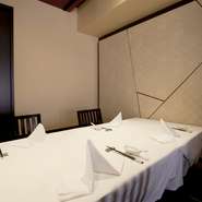 四谷の裏路地そびえたつ当店は、落ち着いた居心地の良い空間で大切な方へのおもてなしにぴったり。それは行き届いた丁寧な接客と確かな修業実績を持つシェフの作る技法があるから。ゆっくりとお楽しみください。