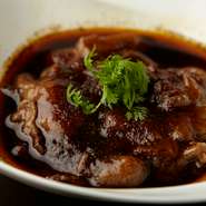 赤身肉をたっぷりの油と香辛料で味付けした煮込み料理。油のしつこさは皆無で驚くほどあっさり味わえます。