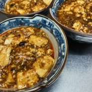 四川から取り寄せている本場の山椒がきいている人気の一品です。しつこさがなく、辛みはお客様に合わせて調整してお出しするのでお子様から辛いもの好きな方でもおすすめ。油っぽさも抑えてヘルシーな豆腐料理です。