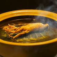 烏骨鶏とスッポンを特製の上湯スープで3時間かけて蒸し上げました。仕上げに朝鮮人参や四川省特産の乾燥キノコを加え香り高く滋味深い味わいにしあげました。