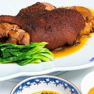 日本でお馴染みの豚の角煮の原型。骨付きの豚すねを特製の調味料、香辛料で5時間かけて蒸し上げた一品。大人数での会食やお祝いの宴会料理。