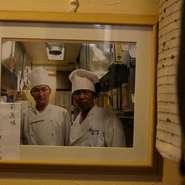 店内には師匠である趙楊氏と一緒の写真も飾られています。今なお偉大なる師の背中を目標にする菊島シェフ。