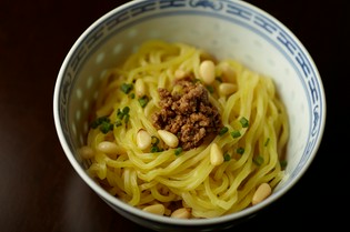 すぐにまた食べたくなる魅惑の小椀『汁なしタンタン麺』