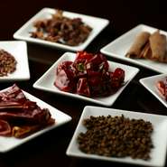 四川料理の真髄は医食同源という考え方。【蜀郷香】でも漢方や香辛料を巧みに利用し、健康的に味わうことを目指しています。事前の相談があれば、朝鮮人参などを使った薬膳料理なども各種用意が可能です。