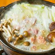 毎年の定番・鳥取大山鶏の水炊き鍋(前日までのご予約にて)天草より九絵も入りますので、届きましたら九絵鍋もお出しします。