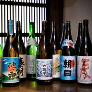 定番のグランドメニューとなっている、常時お店にあるお酒だけでなく、週替わりで5、6種類のお酒が入ってきます。頻繁に足を運んでも新たな美味しいお酒に酔いしれることができ、お酒好きにはたまりません。
