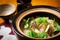 月替わりに、旬の食材でお作りします。お時間を40分～60分程頂きます。2人前からのご注文をお願いします。（鯛と梅の土鍋ご飯）常に5～6種、ご用意しております。