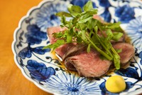 柔らかく濃いあか牛の旨みを山椒ソースで。お肉の入荷により。