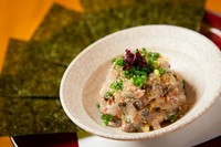 海苔に巻いてお召し上がりいただきます。旬の時期のみ。