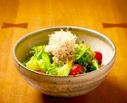 シンプルな野菜のサラダです。濃厚な特製野菜ドレッシングは、食欲をかきたてます。