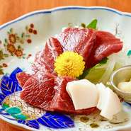 店主の地元から直送の馬刺しのロースとタテガミと一緒に熊本のたまり醤油で。
1皿お2人分位