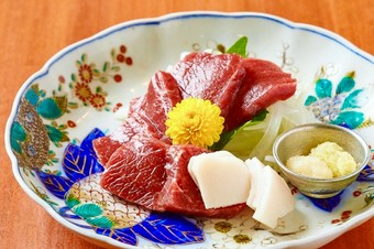 店主の故郷・熊本の馬刺し(ご予約制)