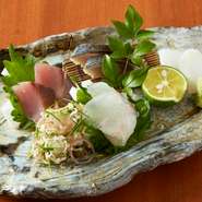 天然お造りは単品、盛り合わせもございます。魚種は仕入れにより変わりますのて、当日のおすすめをスタッフがご案内させていただきます。