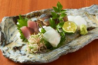 天然お造りは単品、盛り合わせもございます。魚種は仕入れにより変わりますのて、当日のおすすめをスタッフがご案内させていただきます。