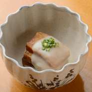北海道のカスベを揚げています