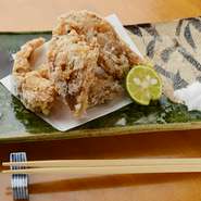 北海道のカスベを揚げています