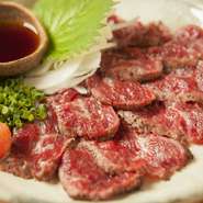 ロースの部位を炙って薄切り。自家製ポン酢でさっばりとお召し上がりいただきます。
1皿お2人分位