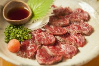 ロースの部位を炙って薄切り。自家製ポン酢でさっばりとお召し上がりいただきます。
1皿お2人分位