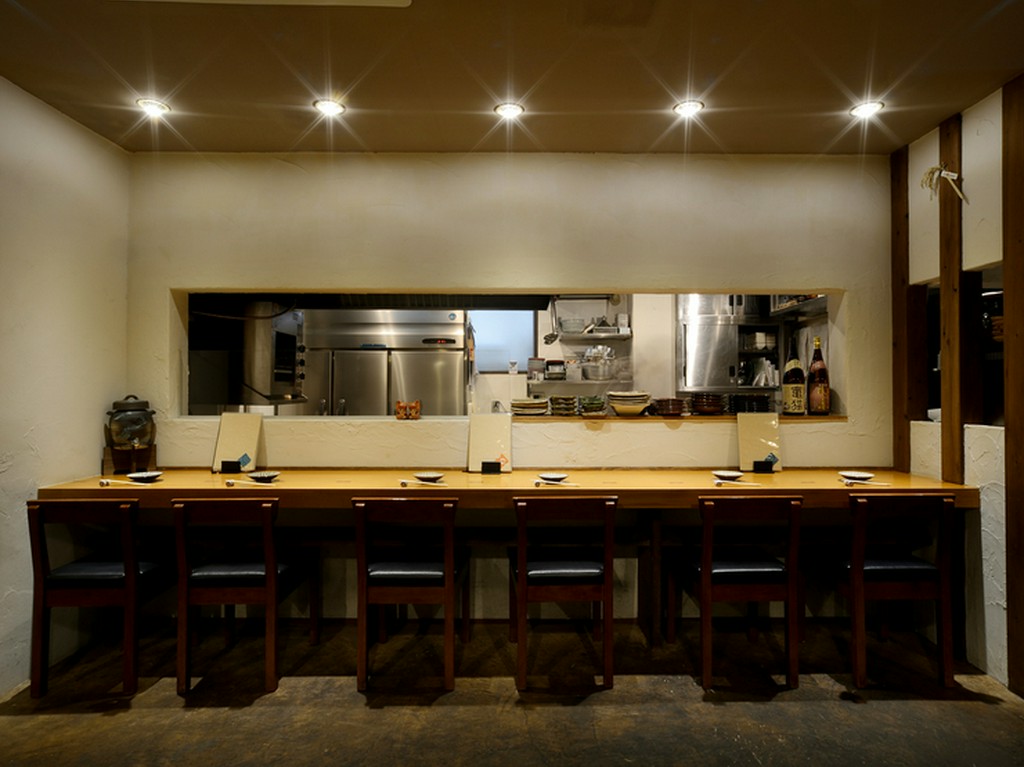 しっとりとしたカウンターは、料理人の姿も見える特等席