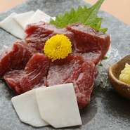 上質の馬肉を使った厚切りの馬刺し。タテガミ付き。濃厚なたまり醤油にて。