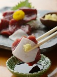 上質の馬肉を使った厚切りの馬刺し。タテガミ付き。濃厚なたまり醤油にて。