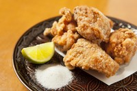 吉乃坐の鶏の唐揚げ。定番の唐揚げですが、吉乃坐の隠れた人気メニューです。特大2つ。山椒塩と国産レモンにて。