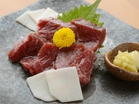 上質の馬肉を使った厚切りの馬刺し。タテガミ付き。濃厚なたまり醤油にて。