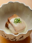 コクの中にもさっぱりして食べやすい、味の染みた角煮と、じゃがいもを使ったソースが秀逸の一皿です。