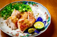 大山鶏の旨さをストレートに感じてください。皮はパリパリで中はもちもちでジューシーです。天草の天日干し福田さんのお塩で焼き上げました。ゆず胡椒と共に