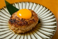割ってトロっとしたたる卵黄と一緒に！