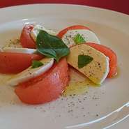 完熟トマトとフレッシュモッツァレラチーズのカプレーゼ