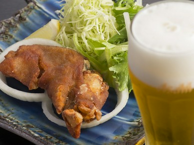 お酒と好相性。シャキシャキキャベツとともにいただく『豚足』