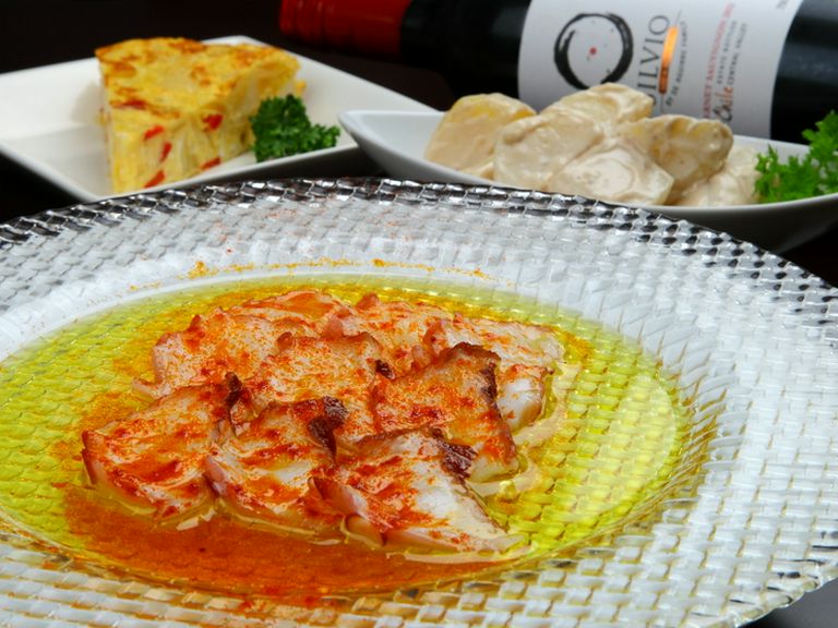 店の地中海料理には、地元・熊本産の食材も使用しています