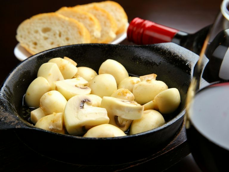 店厳選のワインと地中海料理のマリアージュに思わず頬が緩みます