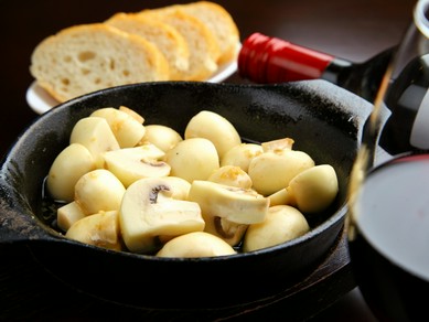 店厳選のワインと地中海料理のマリアージュに思わず頬が緩みます