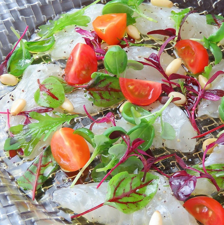 オリーブオイルなどで食材本来の旨味を引き立たせた料理
